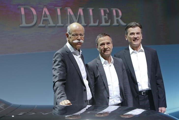 © Reuters. The Daimler AG management board poses before the annual news conference of the car maker in Stuttgart