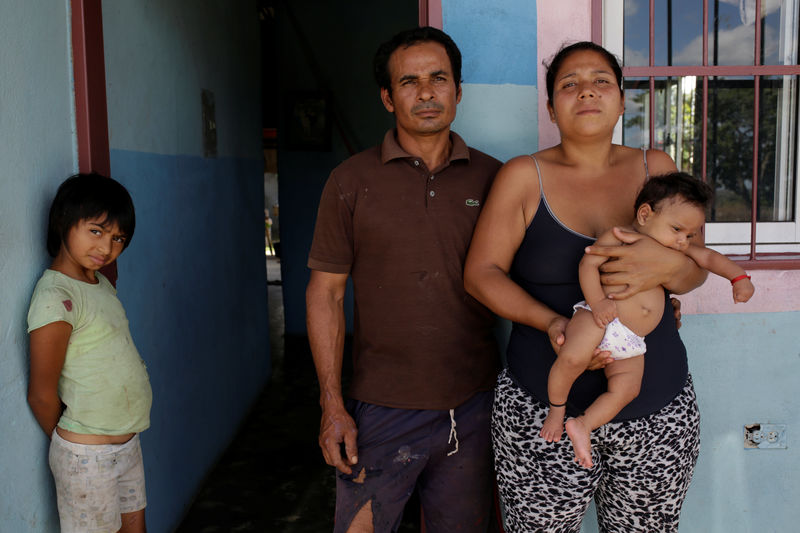 © Reuters. Família de Eliannys Vivas posa para foto em Pariaguán, Venezuela