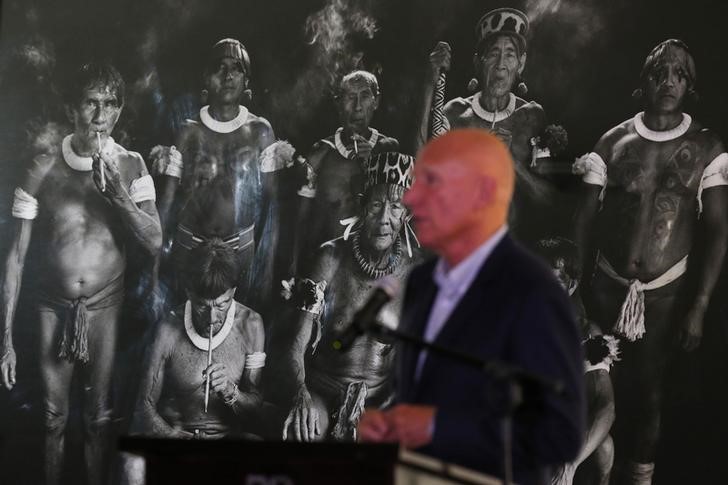 © Reuters. Sebastião Salgado discursa em Brasília em frente a fotografia "Xamãs no Xingu"