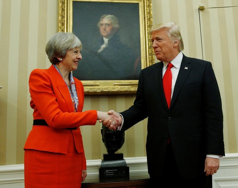 © Reuters. U.S. President Trump meets with British Prime Minister May in the White House Oval Office in Washington