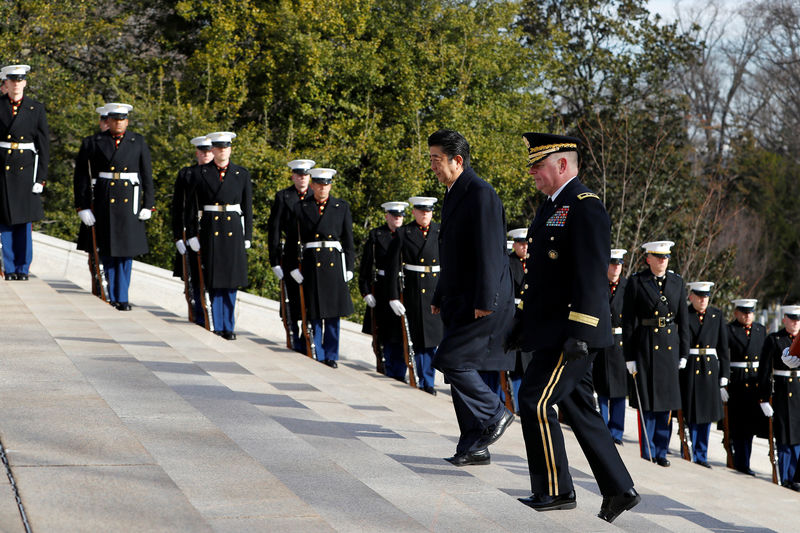 © Reuters. Japanese Prime Minister Abe arrives to lay a wreath at the Tomb of the Unknown Solider at Arlington National Cemetery