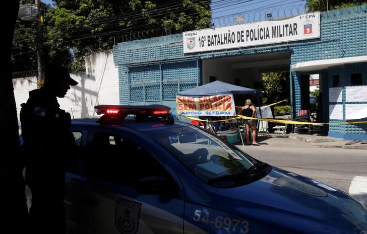 © Reuters. Policial perto de protesto organizado por familiares de policiais no Rio de Janeiro