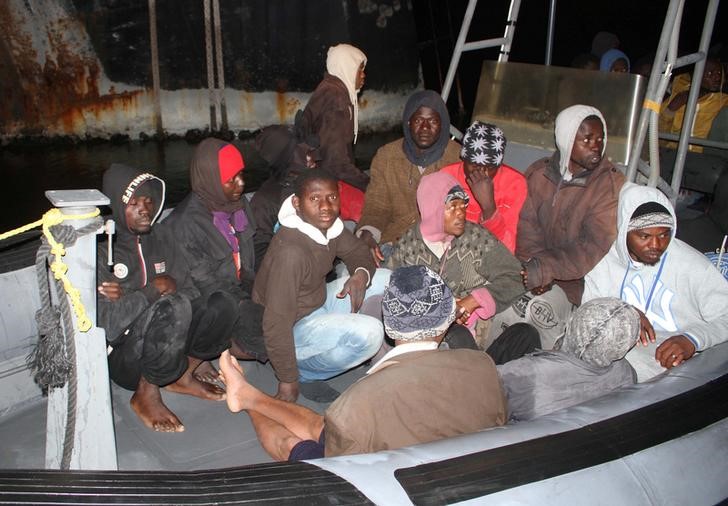 © Reuters. Imigrantes em bote detido por guardas costeiros da Líbia em Trípoli