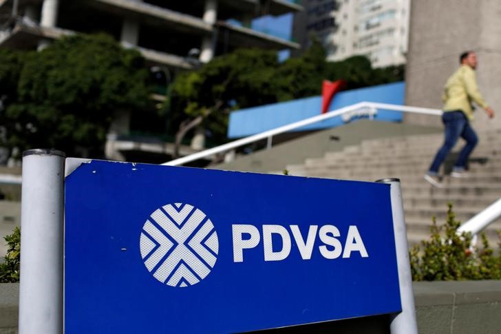 © Reuters. Логотип PDVSA в Каракасе