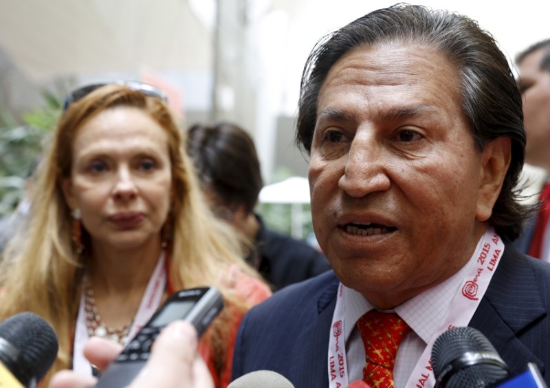 © Reuters. Alejandro Toledo e a mulher, Eliane Karp, chegam a Lima para reunião do FMI