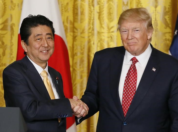 © Reuters. Premiê japonês, Shinzo Abe, e o presidente dos EUA, Donald Trump