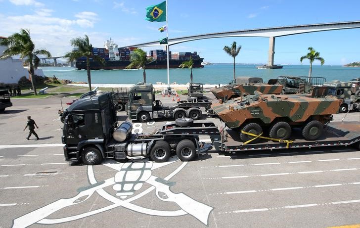 © Reuters. Veículos do Exército chegam a Vitória