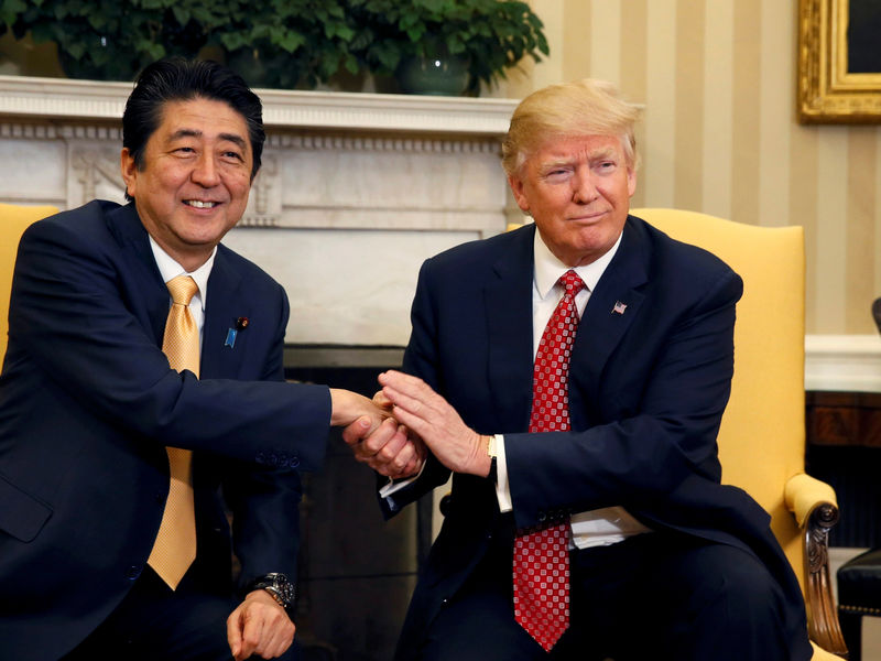 © Reuters. Premiê japonês Abe e Trump em reunião na Casa Branca