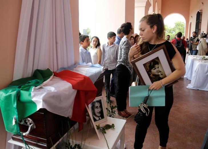 © Reuters. Helena Vallejos, neta de Rafaela Filipazzi, observa caixão em cerimônia no Paraguai