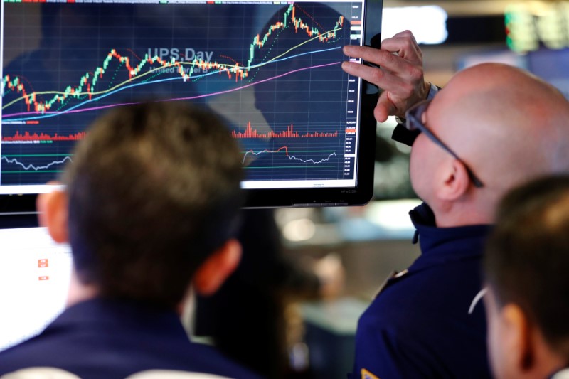 © Reuters. Traders work on the floor of the NYSE in New York