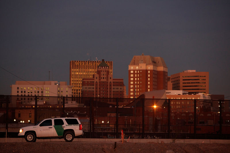 © Reuters. A Border Patrol vehicle sits in front of the border fence at El Paso, U.S.