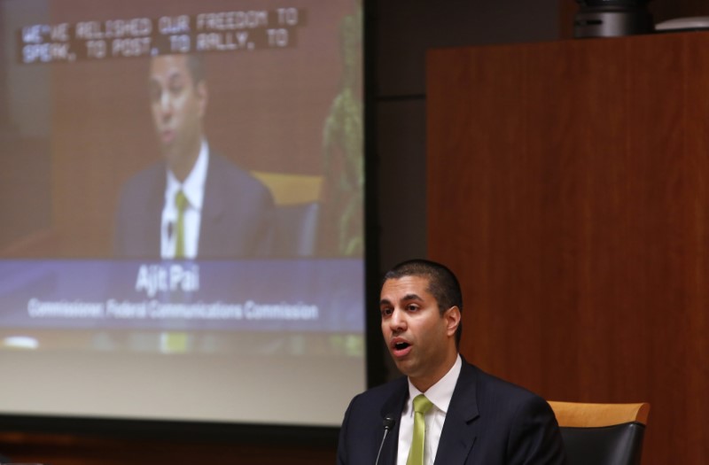 © Reuters. Federal Communications Commission commissioner Ajit Pai speaks at a FCC Net Neutrality hearing in Washington