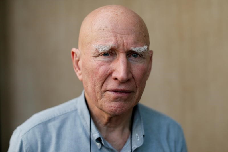 © Reuters. El fotógrafo brasileño ,Sebastiao Salgado, posa para un retrato después de una entrevista con Reuters, en Bangkok, Tailandia