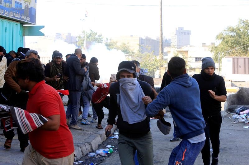 © Reuters. مقتل شرطي عراقي في اشتباكات مع محتجين من أنصار الصدر في بغداد