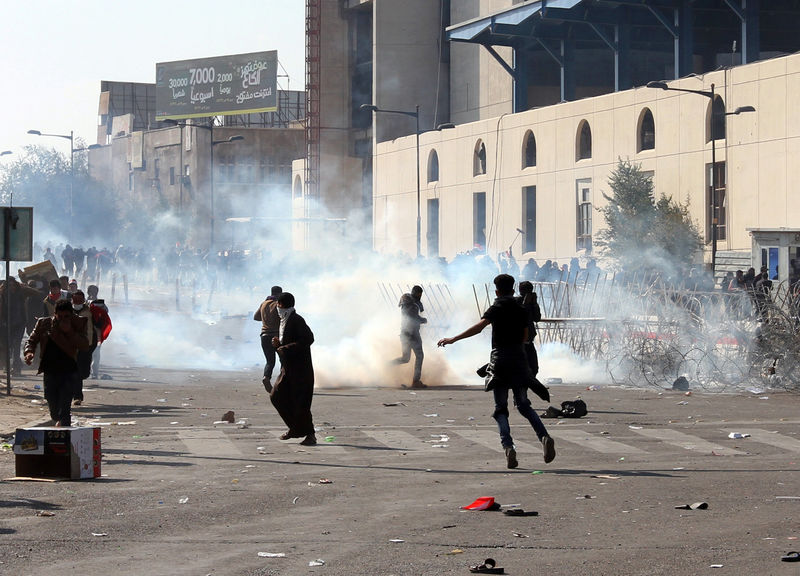 © Reuters. Muere un policía iraquí en enfrentamientos con partidarios de Al Sadr