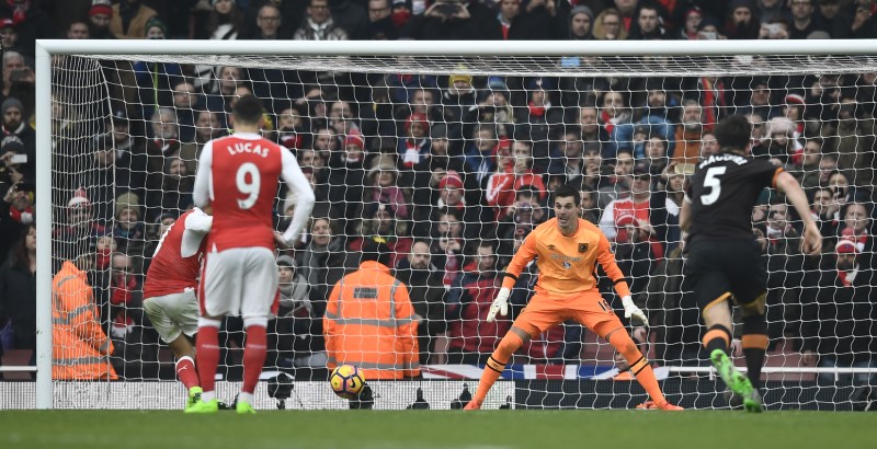 © Reuters. Arsenal's Alexis Sanchez scores their second goal from the penalty spot