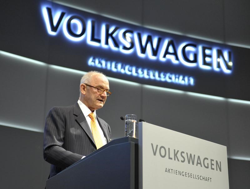 © Reuters. L'EX-PRÉSIDENT DE VOLKSWAGEN PIËCH REFUSE DE PARLER AUX DÉPUTÉS