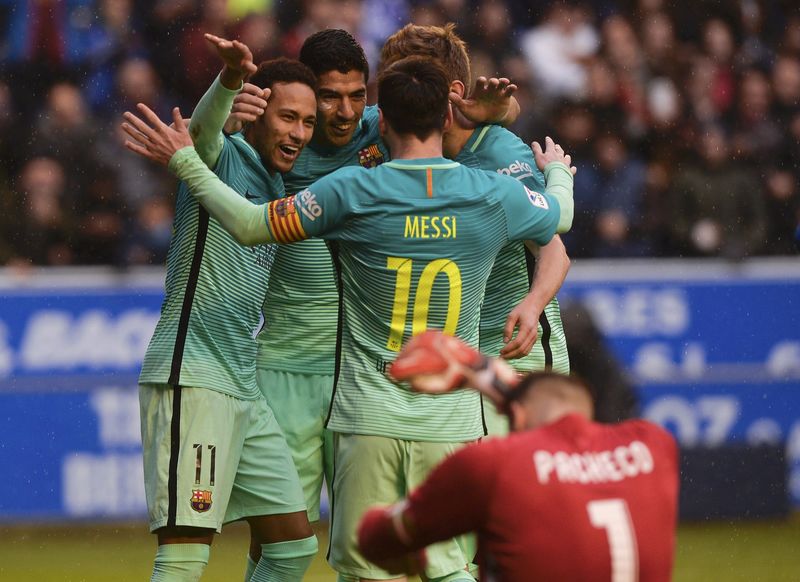 © Reuters. El Barça arrolla al Alavés en el aperitivo de la Copa del Rey
