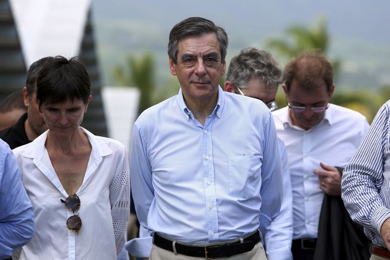 © Reuters. FILLON À LA RÉUNION, LOIN DE PARIS MAIS PAS DES POLÉMIQUES