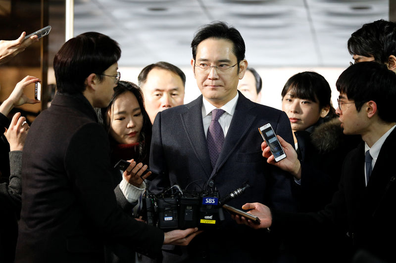 © Reuters. Samsung Group chief, Jay Y. Lee, is surrounded by media as he arrives at the Seoul Central District Court in Seoul