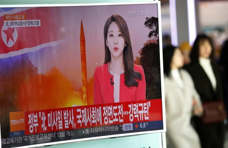 © Reuters. EEUU calibra su respuesta al misil de Corea del Norte