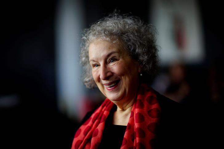 © Reuters. Margaret Atwood dice victoria de Trump impulsó ventas de su clásico "The Handmaid´s Tale"