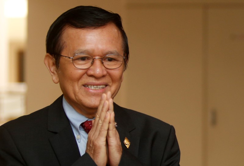 © Reuters. Kem Sokha leader of the Cambodia National Rescue Part, arrives before a plenary session at the National Assembly of Cambodia, in central Phnom Penh