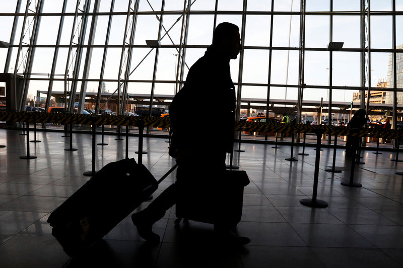 © Reuters. International travelers arrive at John F. Kennedy international airport in New York