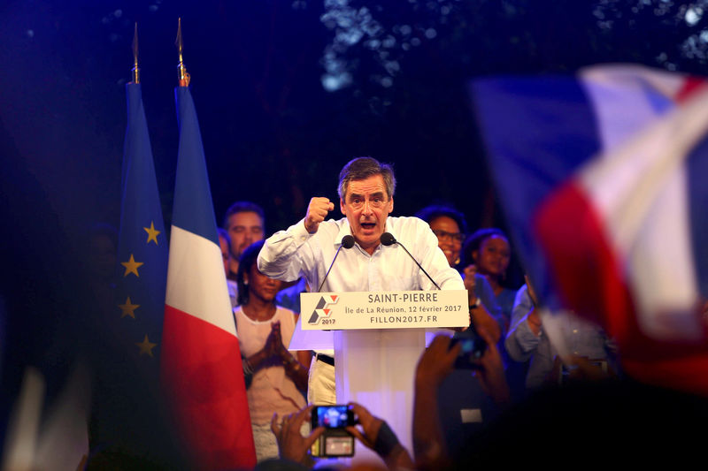 © Reuters. Francois Fillon, former French prime minister, member of The Republicans political party and 2017 presidential candidate of the French centre-right, attends a political rally in Saint-Pierre