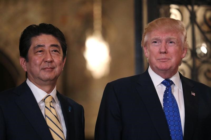 © Reuters. Japanese Prime Minister Shinzo Abe and U.S. President Donald Trump pose for a photograph before attending dinner at Mar-a-Lago Club in Palm Beach, Florida, U.S.