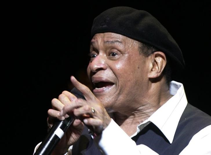 © Reuters. FILE PHOTO - U.S. musician Jarreau performs on stage at Vienna State Opera House