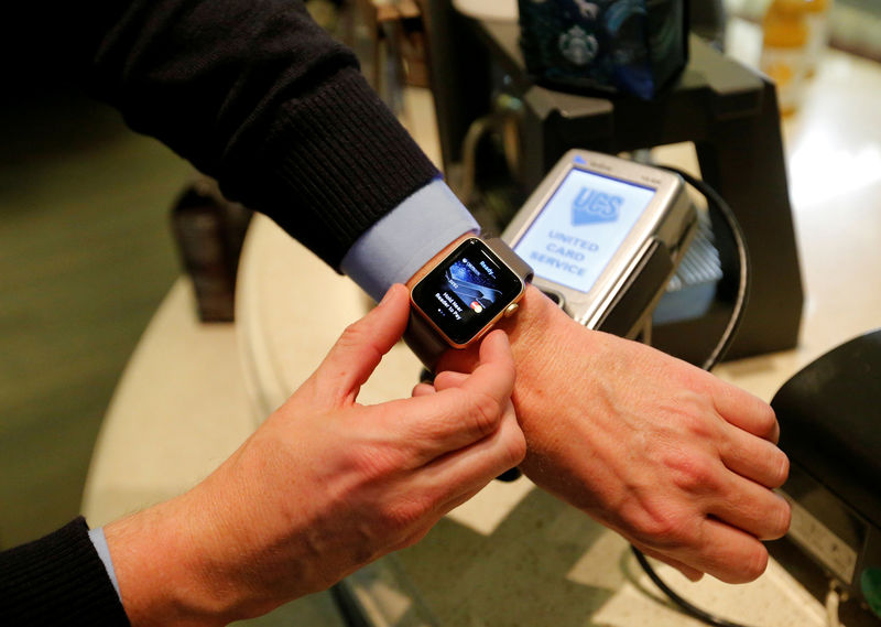 © Reuters. FILE PHOTO: A man uses an Apple Watch to demonstrate the mobile payment service Apple Pay at a cafe in Moscow, Russia