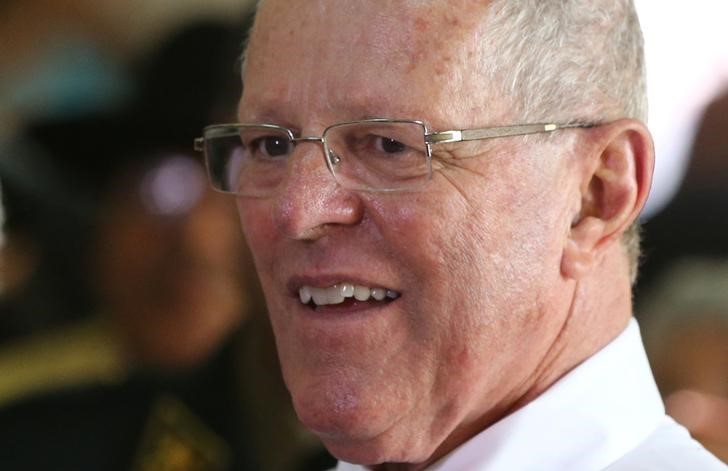 © Reuters. Peru's President Kuczynski visits the home for elderly "Hermanitas de Los Desamparados" to celebrate Christmas in Lima