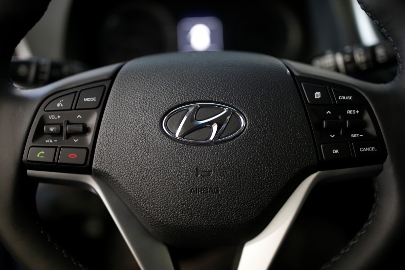 © Reuters. The logo of Hyundai Motor is seen on a steering wheel at its dealership in Seoul