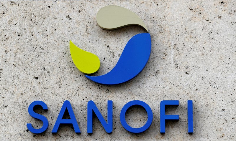 © Reuters. FILE PHOTO: The logo of French drugmaker Sanofi is seen in front of the company's headquarters in Paris