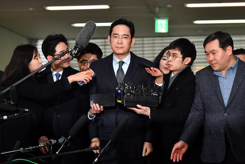 © Reuters. Lee Jae-yong vice chairman of Samsung Electronics arrives to be questioned as a suspect in a corruption scandal that led to the impeachment of President Park Geun-Hye, at the office of the independent counsel in Seoul
