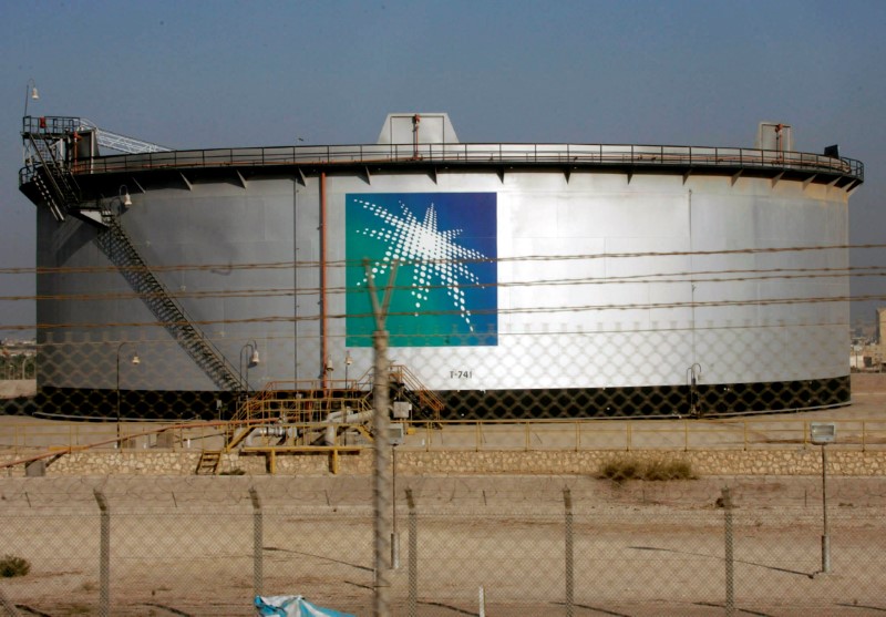 © Reuters. FILE PHOTO -  An oil tank is seen at the Saudi Aramco headquarters during a media tour at Damam city