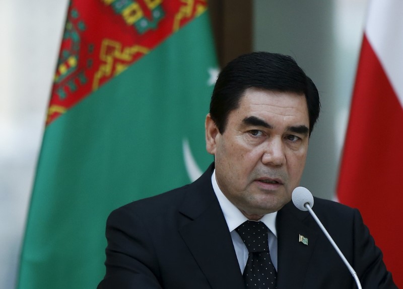 © Reuters. Turkmenistan's President Berdymukhamedov speaks at a news briefing in Tbilisi