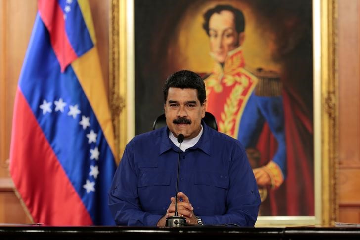 © Reuters. El presidente de Venezuela, Nicolás Maduro, habla durante una reunión con ministros en el Palacio Miraflores
