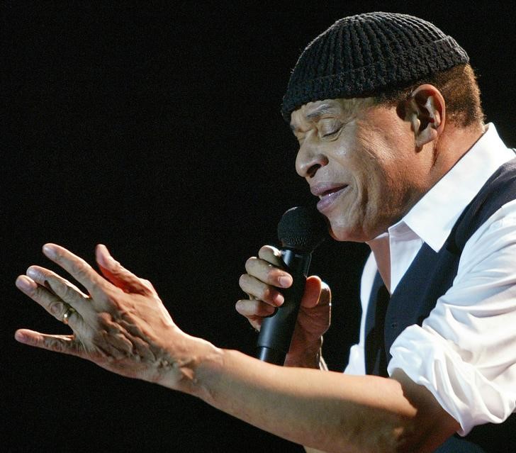 © Reuters. El cantante de jazz Al Jarreau canta durante una presentación en Valencia. Imagen de archivo.