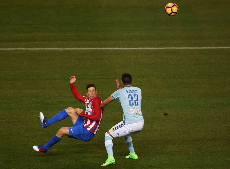 © Reuters. El Atlético supera al Celta y el Sevilla no falla en Las Palmas