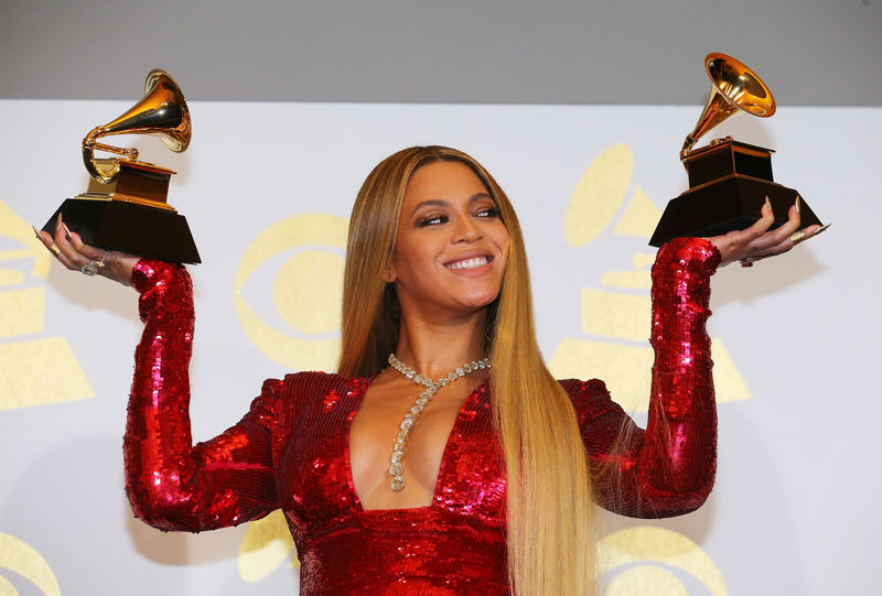 © Reuters. Embarazada y orgullosa, Beyoncé cautiva en el escenario de los Grammys