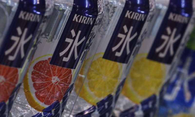 © Reuters. The Kirin logo is seen on its liquor cans at a shop in Tokyo