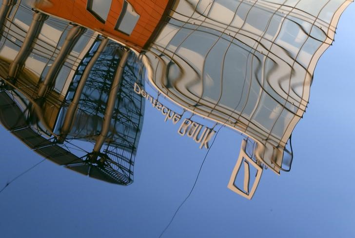 © Reuters. The logo of Deutsche Bank is reflected in waters of the Moskva river in Moscow