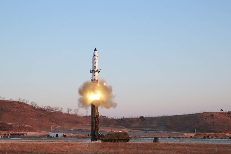 © Reuters. Teste de míssil balístico de médio a longo alcance em Pyongyang em fotografia divulgada pela agência de notícias estatal da Coreia do Norte