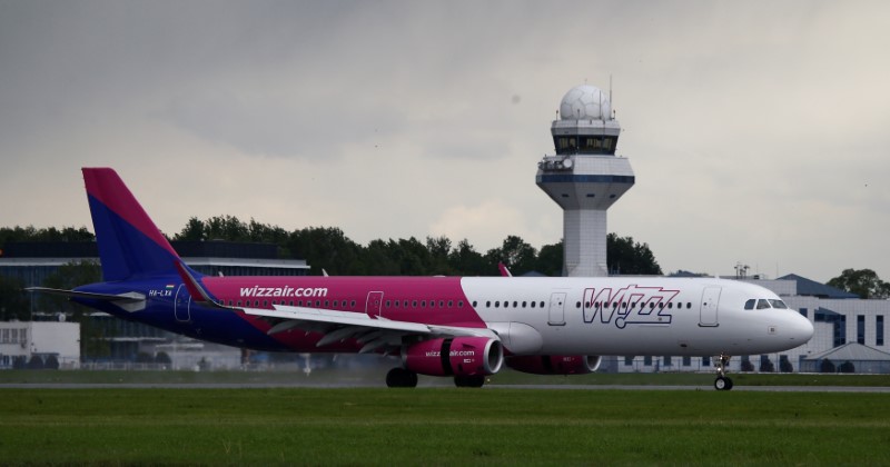 © Reuters. Wizz Air Airbus 321 aircraft lands at the Chopin International Airport in Warsaw