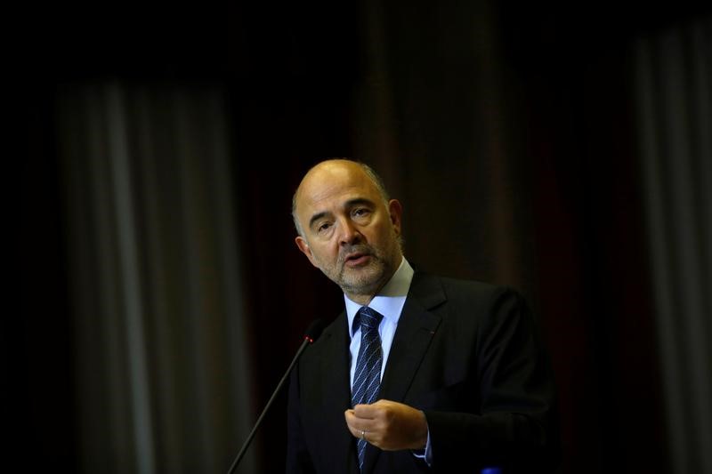 © Reuters. European Commissioner for Economic and Financial Affairs Pierre Moscovici attends a news conference with Portugal's Finance minister Mario Centeno in Lisbon