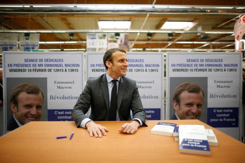 © Reuters. EEmmanuel Macron, head of the political movement En Marche !, or Onwards !, and candidate for the 2017 presidential election, attends an autograph session for his book "Revolution" during a visit in Saint-Pierre-Des-Corps near Tours