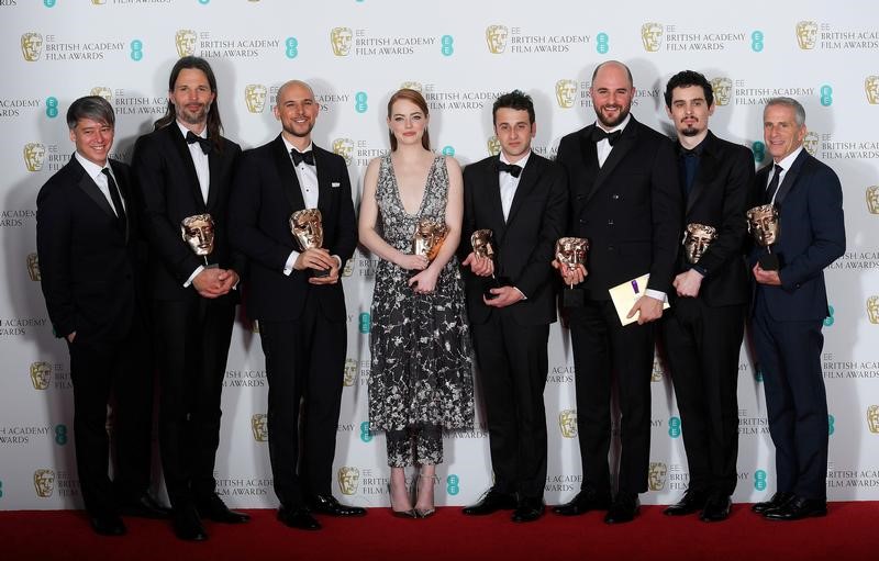 © Reuters. Membros do elenco de "La La Land" seguram troféus após premiação em Londres