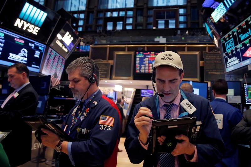 © Reuters. Traders work on the floor at the New York Stock Exchange (NYSE) in Manhattan, New York City, U.S.